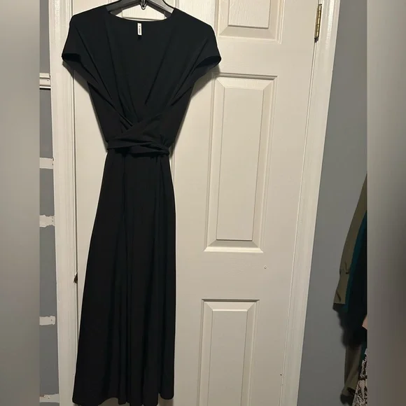 Elegant Black Maxi Dress - Picture 1 of 3